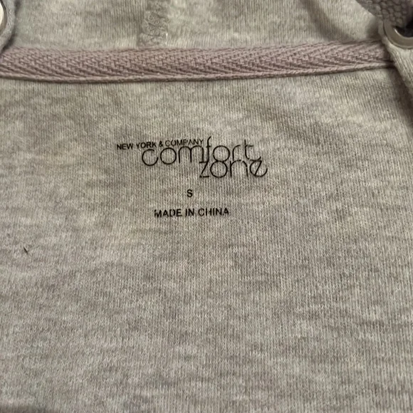 NY&Co Gray short sleeve hooded sweatshirt w/ a extended pocket & low V neck. - Picture 4 of 12